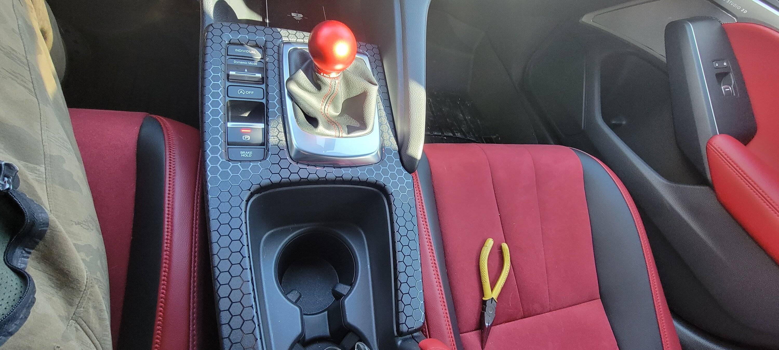 Acura Integra Center Console Facelift w/ VViVid honeycomb pattern wrap and Acuity Poco shift knob 20230116_132209