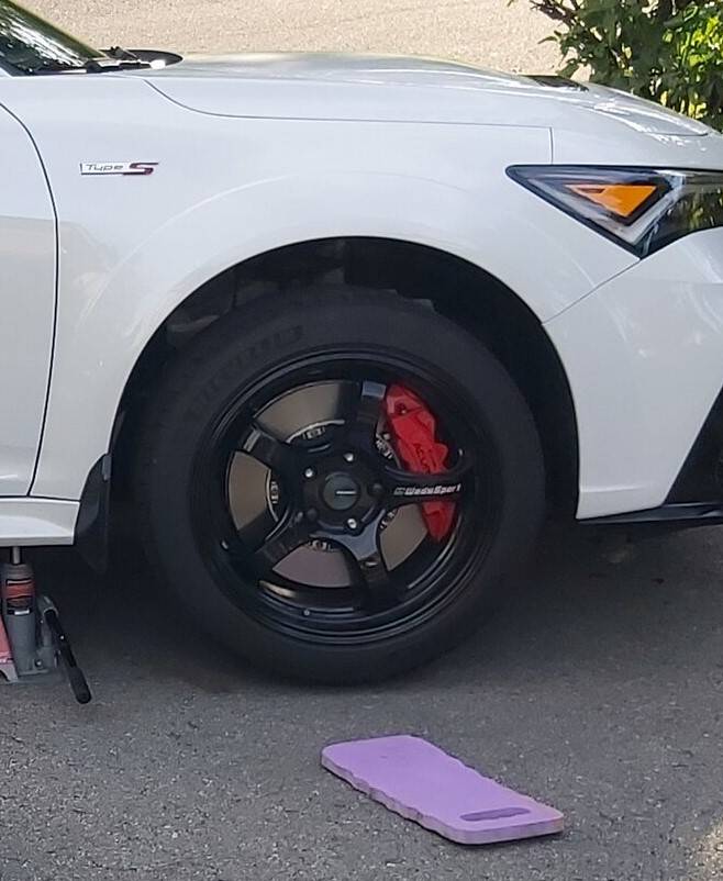 Acura Integra 18" wheels: How much clearance between caliper and barrel? weds2