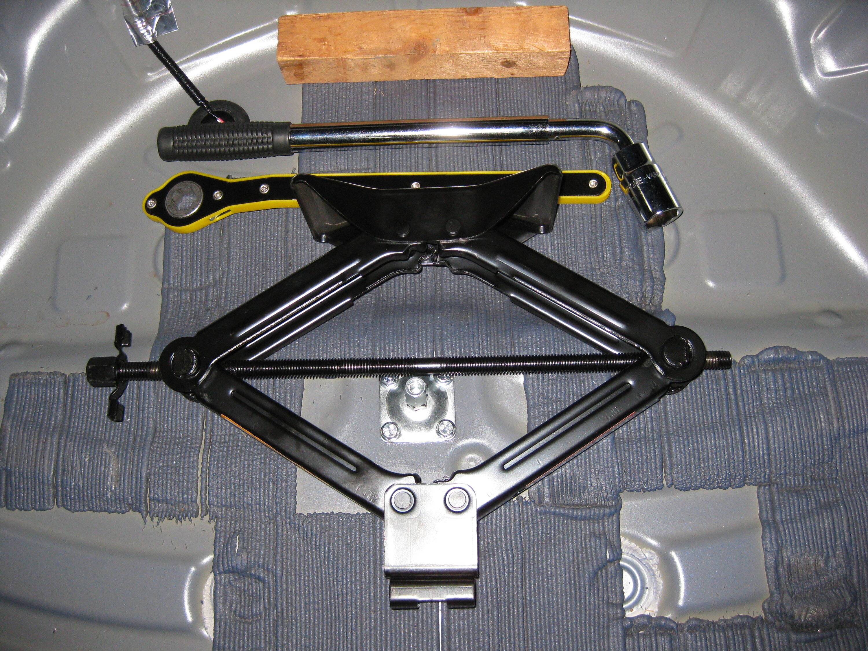 Acura Integra A Spare Tire That Fits Under the Load Floor IMG_0548.JPG