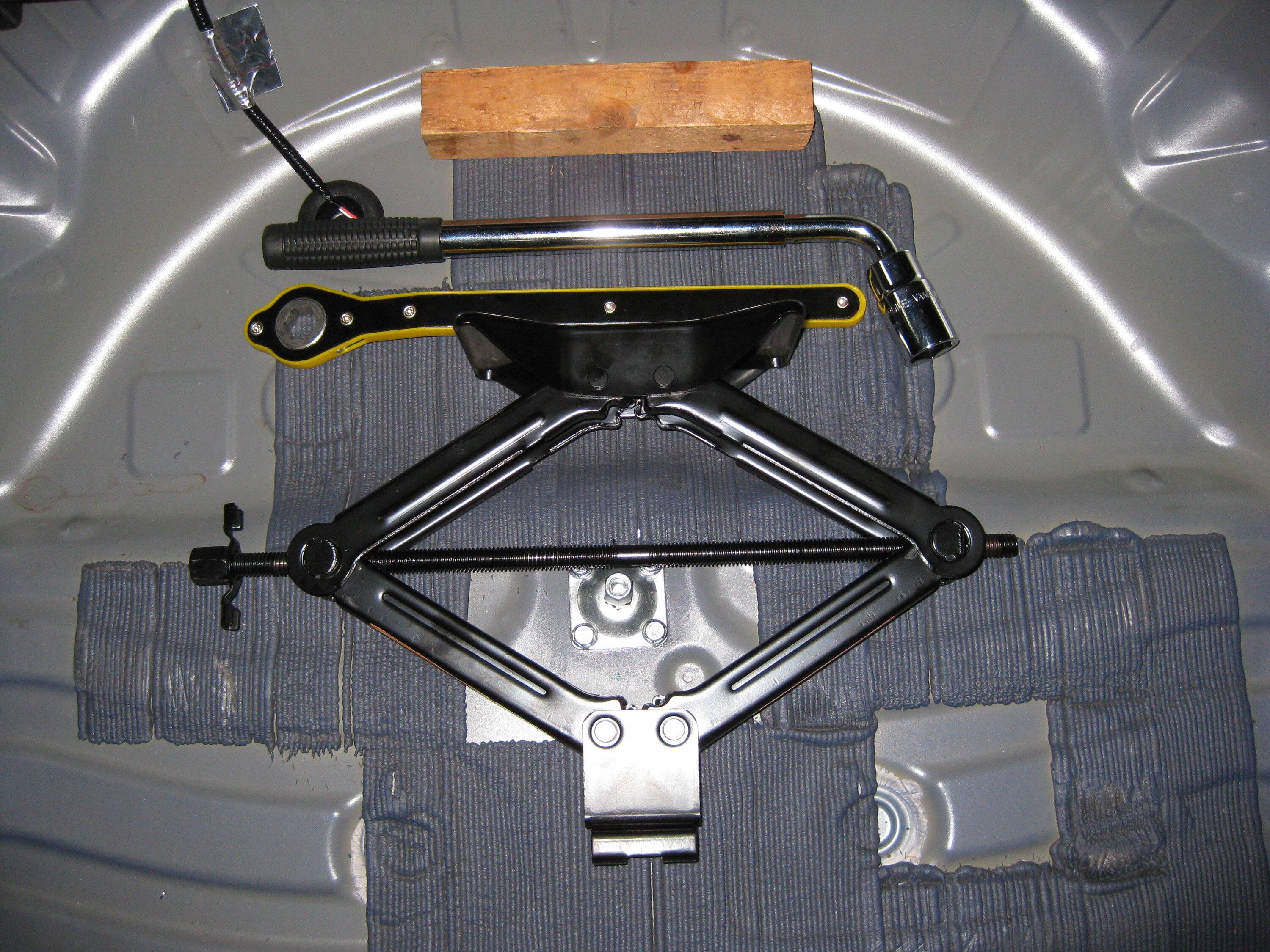 Acura Integra A Spare Tire That Fits Under the Load Floor IMG_0549.JPG