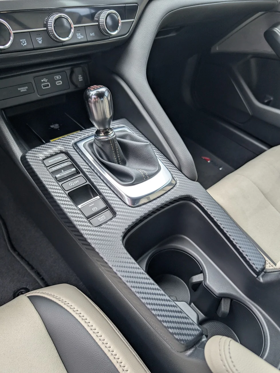 Acura Integra Center Console Facelift w/ VViVid honeycomb pattern wrap and Acuity Poco shift knob PXL_20250728_164349361